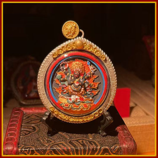 These are amulets made of clay by artisans on the roof of the world. After being fired at high temperatures, they are then hand-painted with mineral pigments. It is called the Six-Armed Mahakala.