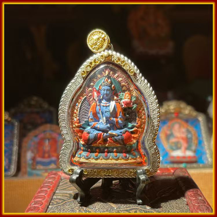 This is a Buddha amulet made of clay by artisans on the roof of the world, fired at high temperatures, and then hand-painted with mineral pigments. Its name is the Bodhisattva Kongzang.