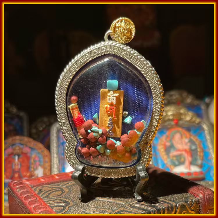 This is a Buddha amulet made of clay by artisans on the roof of the world, fired at high temperatures, and then hand-painted with mineral pigments. Its name is Shi Tuolin Zhu.
