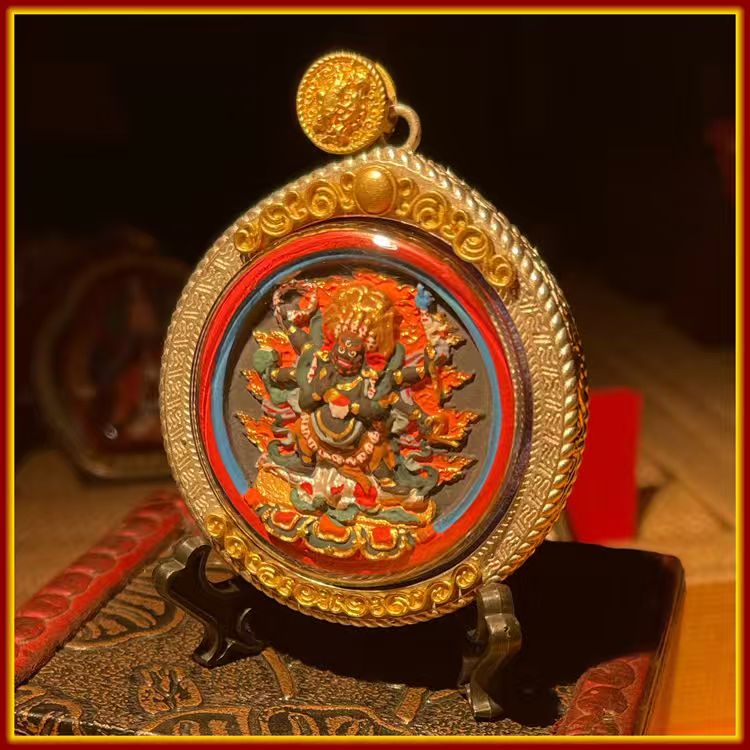 These are amulets made of clay by artisans on the roof of the world. After being fired at high temperatures, they are then hand-painted with mineral pigments. It is called the Six-Armed Mahakala.