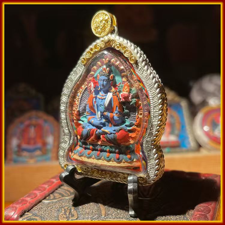 This is a Buddha amulet made of clay by artisans on the roof of the world, fired at high temperatures, and then hand-painted with mineral pigments. Its name is the Bodhisattva Kongzang.