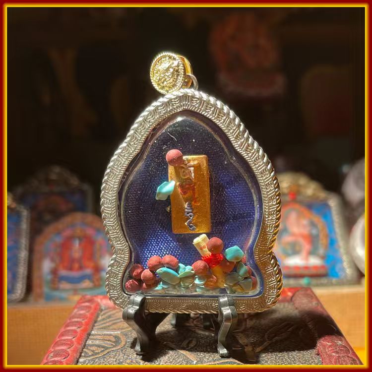 This is a Buddha amulet made of clay by artisans on the roof of the world, fired at high temperatures, and then hand-painted with mineral pigments. Its name is the Bodhisattva Kongzang.