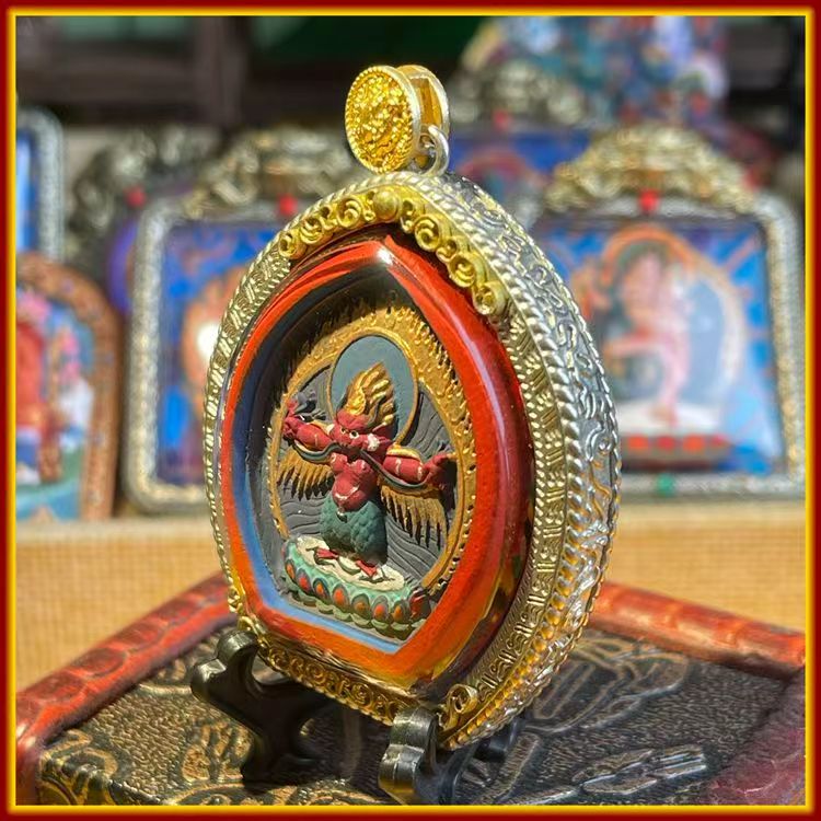 This is a Buddha amulet made of clay by artisans on the roof of the world, fired at high temperatures, and then hand-painted with mineral pigments. Its name is Garuda.