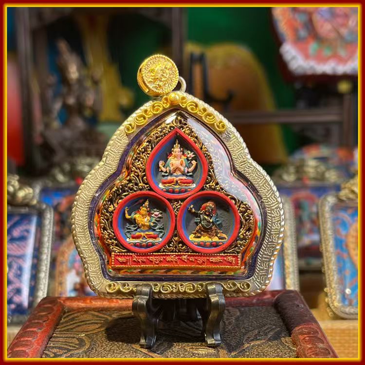 This is a Buddha amulet made of clay by artisans on the roof of the world, fired at high temperatures, and then hand-painted with mineral pigments. Its name is the Three Protectors of the Snowy Land.