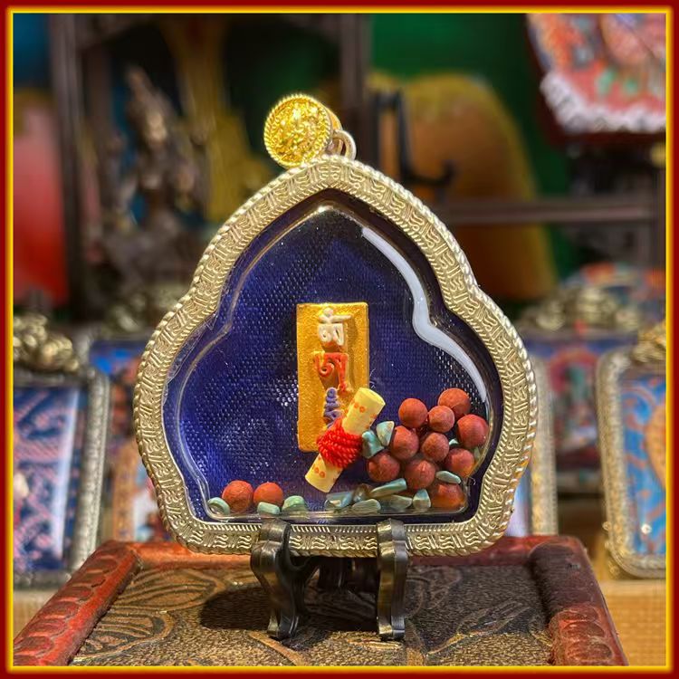 This is a Buddha amulet made of clay by artisans on the roof of the world, fired at high temperatures, and then hand-painted with mineral pigments. Its name is the Three Protectors of the Snowy Land.