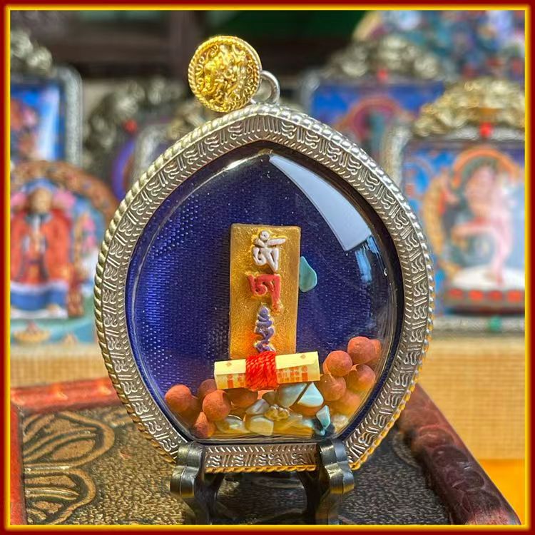 This is a Buddha amulet made of clay by artisans on the roof of the world, fired at high temperatures, and then hand-painted with mineral pigments. Its name is Garuda.