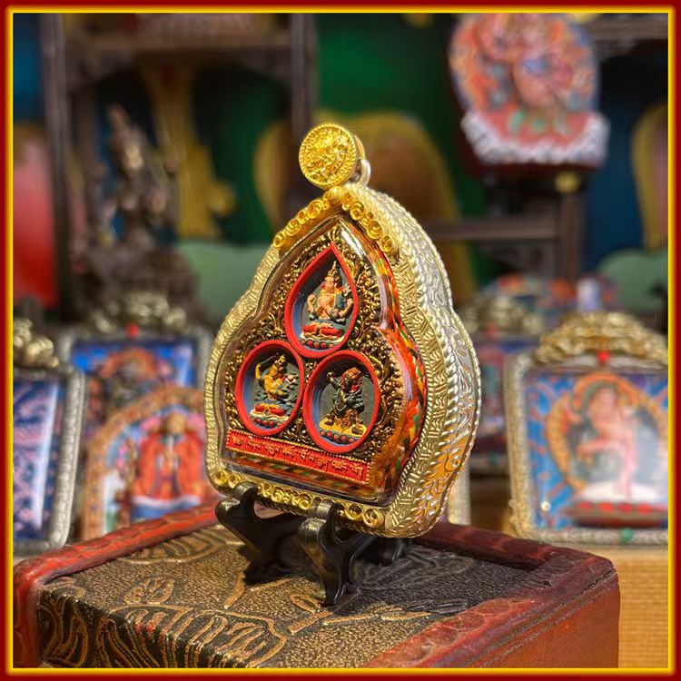 This is a Buddha amulet made of clay by artisans on the roof of the world, fired at high temperatures, and then hand-painted with mineral pigments. Its name is the Three Protectors of the Snowy Land.