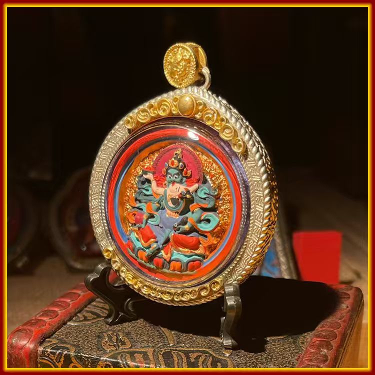 These are amulets made of clay by artisans on the roof of the world, fired at high temperatures and hand-painted with mineral pigments. His name is Green Wealth God.