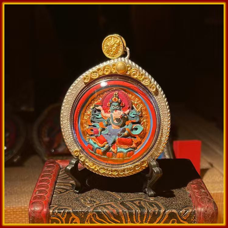 These are amulets made of clay by artisans on the roof of the world, fired at high temperatures and hand-painted with mineral pigments. His name is Green Wealth God.