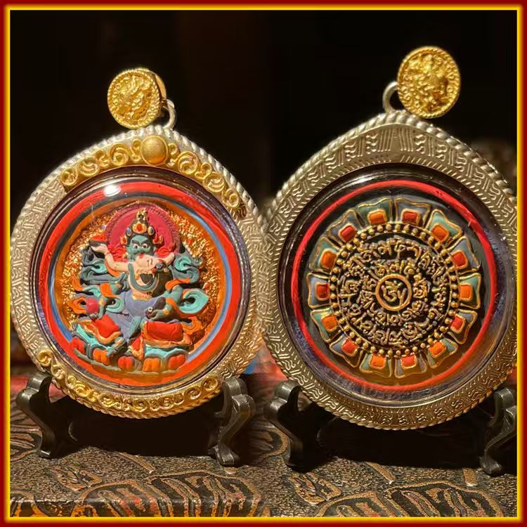 These are amulets made of clay by artisans on the roof of the world, fired at high temperatures and hand-painted with mineral pigments. His name is Green Wealth God.