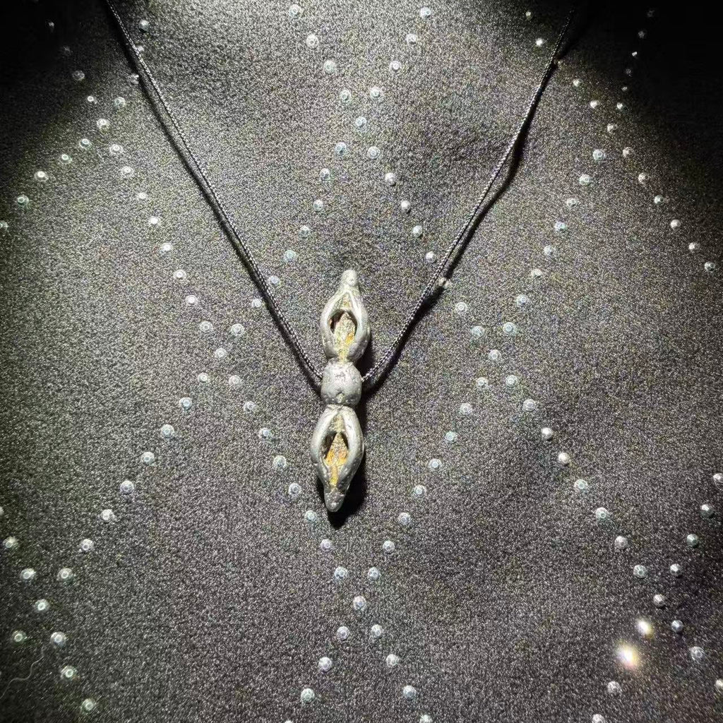 Tibetan amulets – purely handmade. Dzi bead necklaces and bracelets, bangles, rings, Thangkas, sacred symbols, natural gemstones. Lucky charms, blessed items, energy purification items, vintage collectibles.