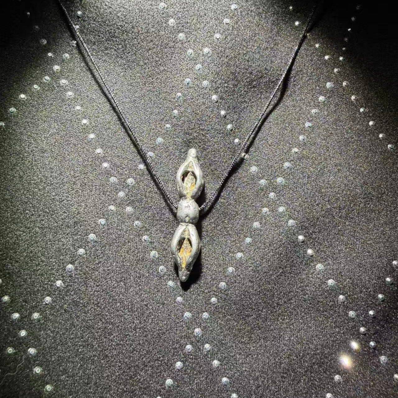 Tibetan amulets – purely handmade. Dzi bead necklaces and bracelets, bangles, rings, Thangkas, sacred symbols, natural gemstones. Lucky charms, blessed items, energy purification items, vintage collectibles.