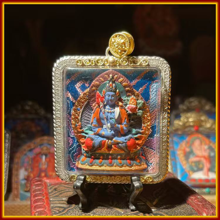 This is a Buddha amulet made of clay by artisans on the roof of the world, fired at high temperatures, and then hand-painted with mineral pigments. Its name is the Dāna Bodhisattva image.