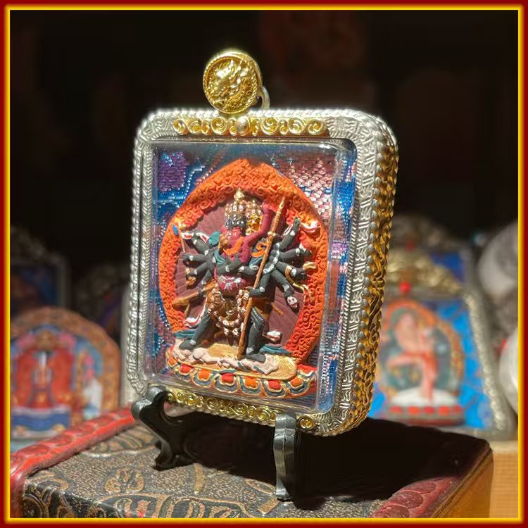 This is a Buddha amulet made of clay by artisans on the roof of the world, fired at high temperatures, and then hand-painted with mineral pigments. Its name is "Dense Vajra".