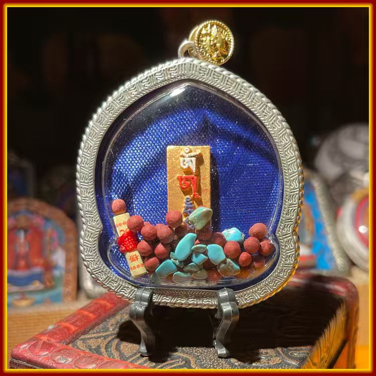 This is a Buddha amulet made of clay by artisans on the roof of the world, fired at high temperatures, and then hand-painted with mineral pigments. Its name is Hayagriva (Hayagriva).