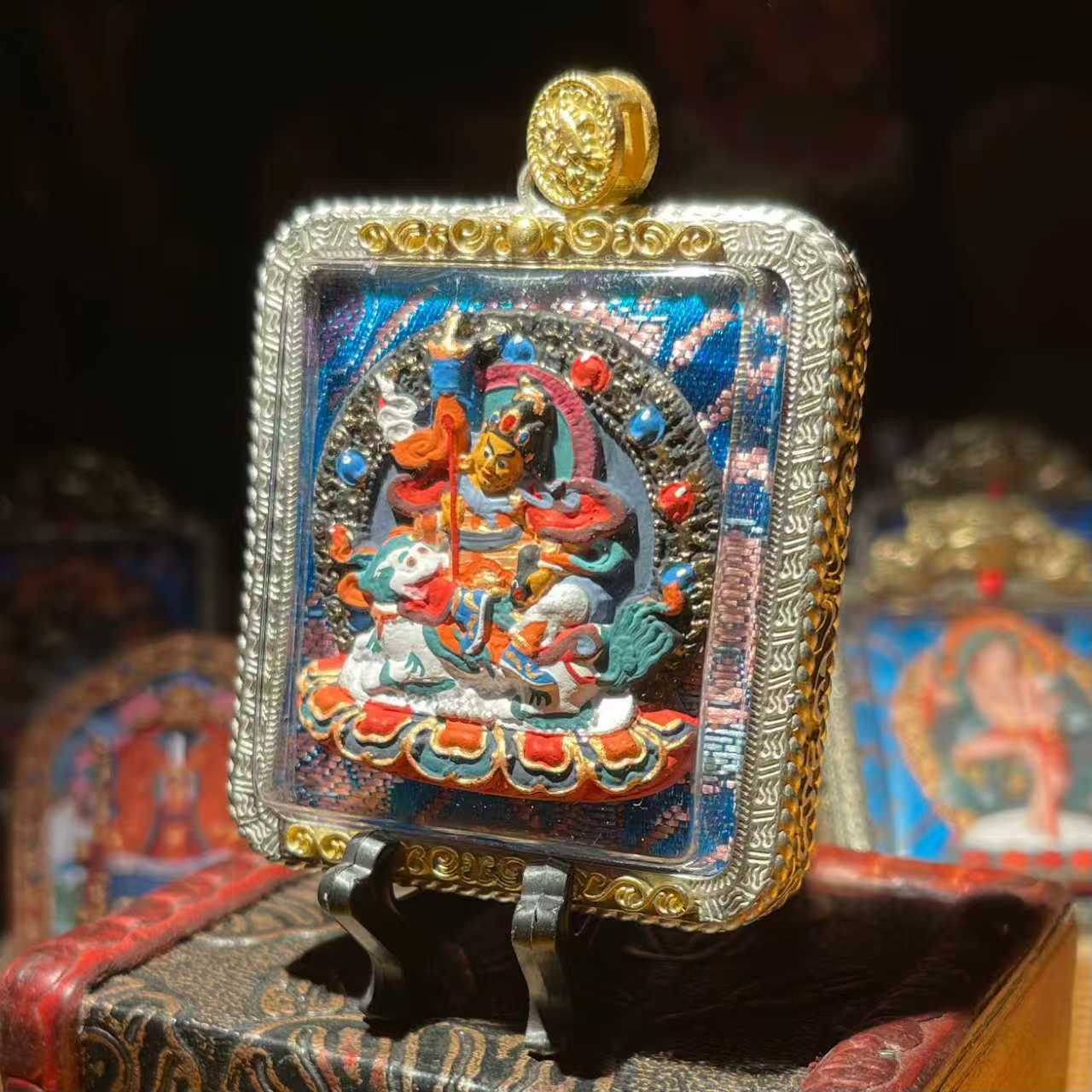 This is a Buddha amulet made of clay by artisans on the roof of the world, fired at high temperatures, and then hand-painted with mineral pigments. Its name is the Wealth Buddha King.