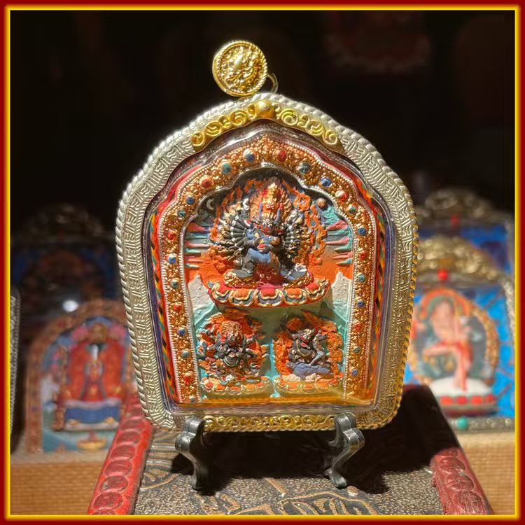 This is a Buddha amulet made of clay by artisans on the roof of the world, fired at high temperatures, and then hand-painted with mineral pigments. Its name is "Three Protectors".