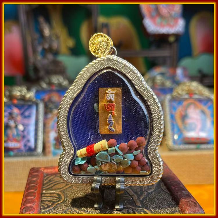 This is a Buddha amulet made of clay by artisans on the roof of the world, fired at high temperatures, and then hand-painted with mineral pigments. Its name is Vairocana Buddha.