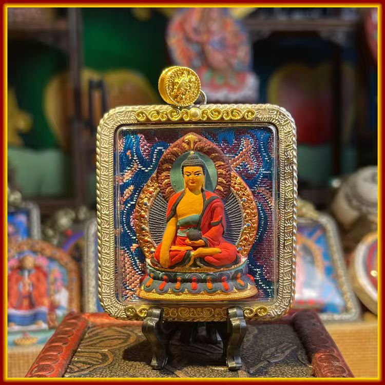 This is a Buddha amulet made of clay by artisans on the roof of the world, fired at high temperatures, and then hand-painted with mineral pigments. Its name is Shakyamuni Buddha.