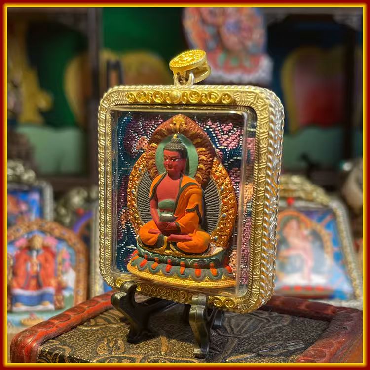 This is a Buddha amulet made of clay by artisans on the roof of the world, fired at high temperatures, and then hand-painted with mineral pigments. Its name is Amitabha Buddha.