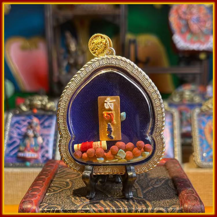 This is a Buddha amulet made of clay by artisans on the roof of the world, fired at high temperatures, and then hand-painted with mineral pigments. Its name is Amitabha Buddha.