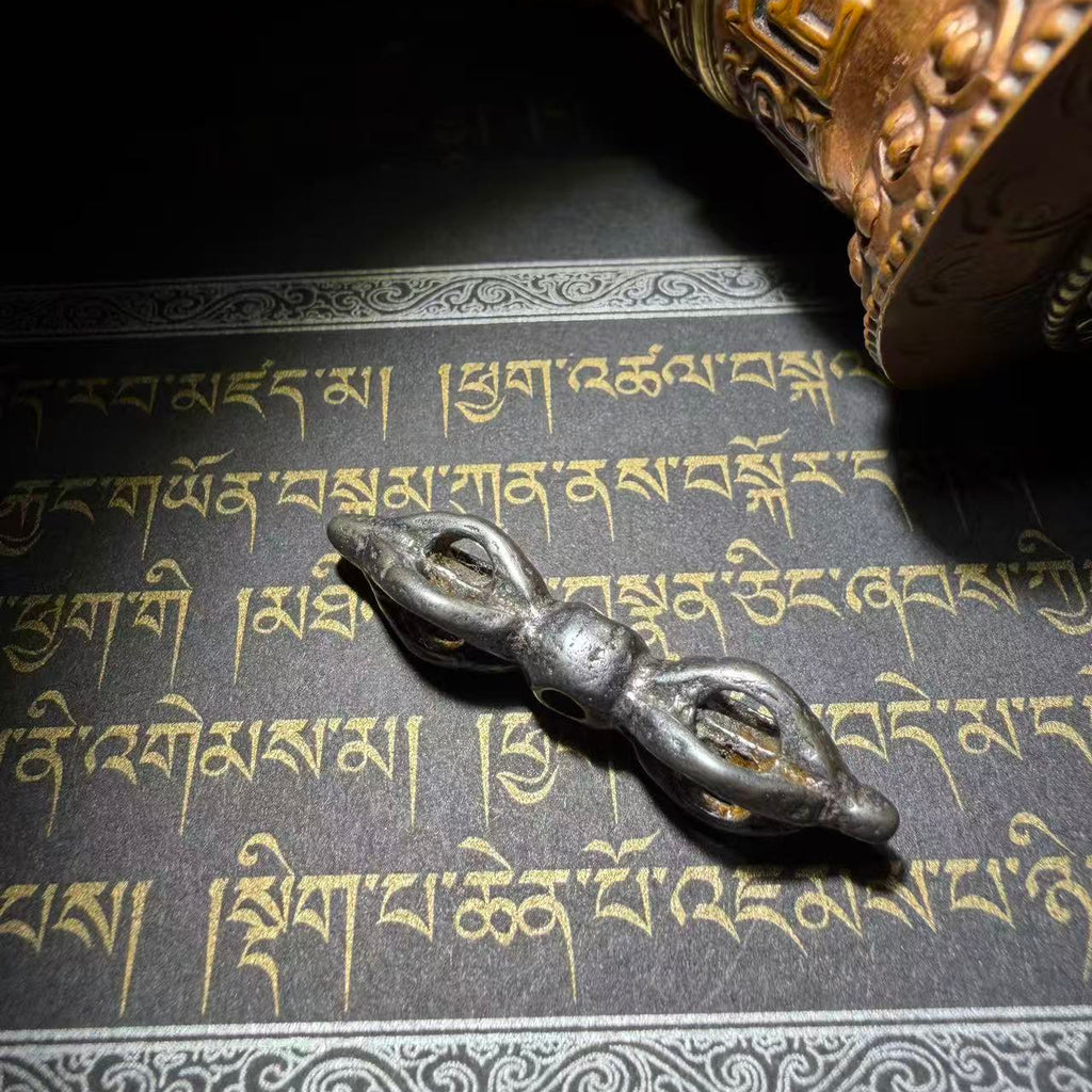 Tibetan amulets – purely handmade. Dzi bead necklaces and bracelets, bangles, rings, Thangkas, sacred symbols, natural gemstones. Lucky charms, blessed items, energy purification items, vintage collectibles.