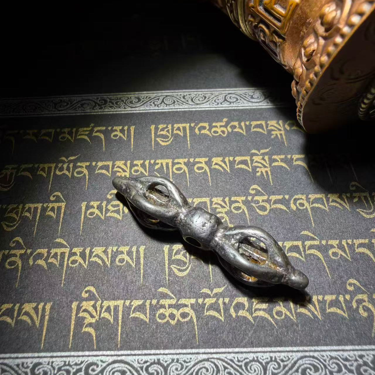 Tibetan amulets – purely handmade. Dzi bead necklaces and bracelets, bangles, rings, Thangkas, sacred symbols, natural gemstones. Lucky charms, blessed items, energy purification items, vintage collectibles.