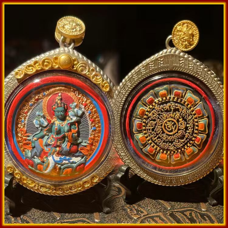 These are amulets made of clay by artisans on the roof of the world, fired at high temperatures and then hand-painted with mineral pigments. Its name is Green Tara.