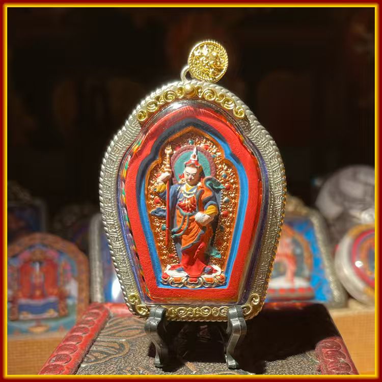 This is a Buddha amulet made of clay by artisans on the roof of the world, fired at high temperatures, and hand-painted with mineral pigments. Its name is Padmasambhava.
