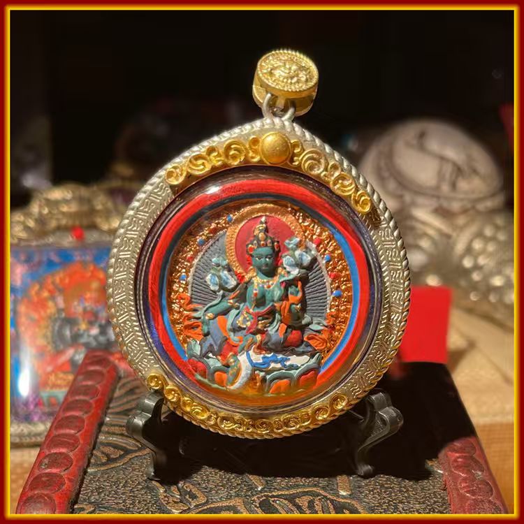 These are amulets made of clay by artisans on the roof of the world, fired at high temperatures and then hand-painted with mineral pigments. Its name is Green Tara.