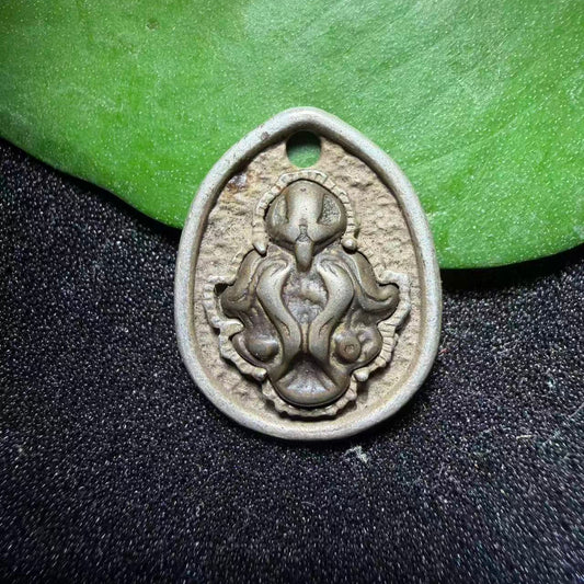 Tibetan amulets – purely handmade. Dzi bead necklaces and bracelets, bangles, rings, Thangkas, sacred symbols, natural gemstones. Lucky charms, blessed items, energy purification items, vintage collectibles.