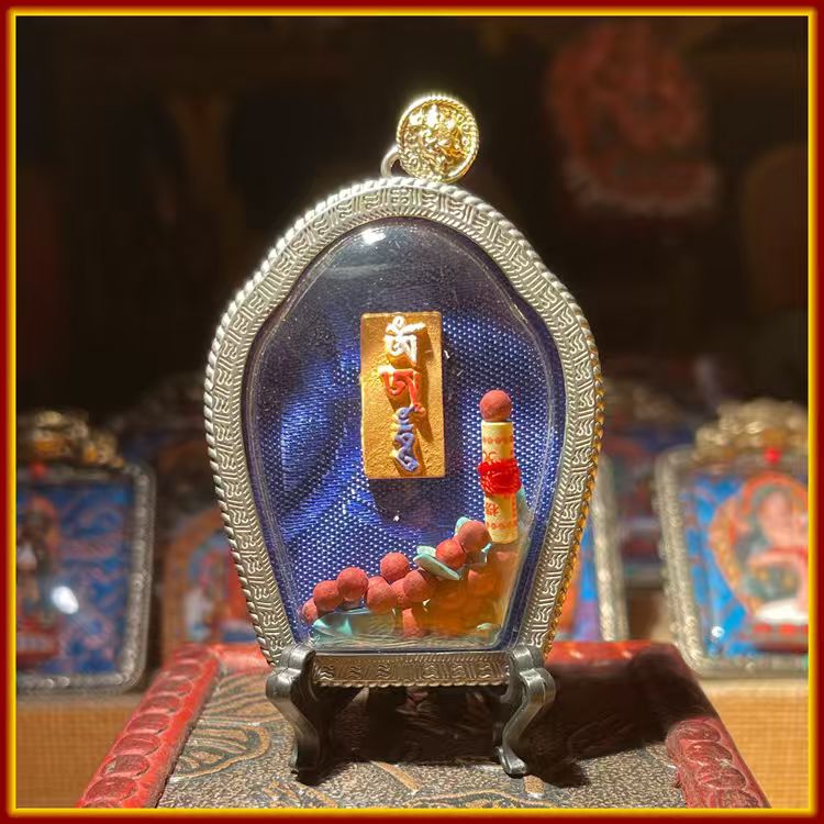 This is a Buddha amulet made of clay by artisans on the roof of the world, fired at high temperatures, and hand-painted with mineral pigments. Its name is Padmasambhava.