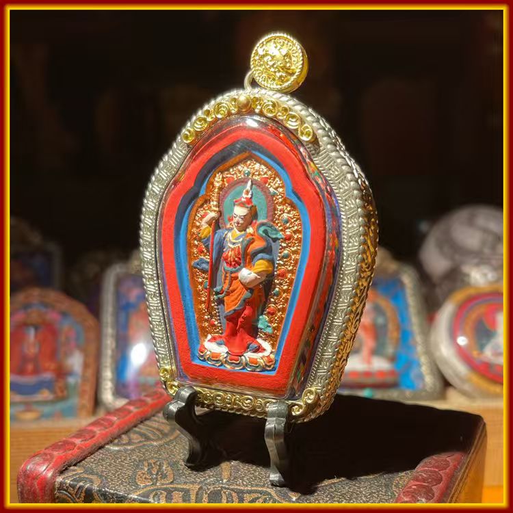 This is a Buddha amulet made of clay by artisans on the roof of the world, fired at high temperatures, and hand-painted with mineral pigments. Its name is Padmasambhava.