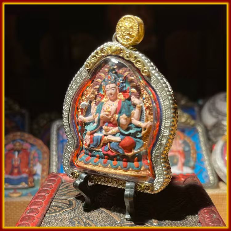 This is a Buddha amulet made of clay by artisans on the roof of the world, fired at high temperatures, and hand-painted with mineral pigments. It is called Venerable Buddha Wood.