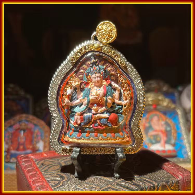 This is a Buddha amulet made of clay by artisans on the roof of the world, fired at high temperatures, and hand-painted with mineral pigments. It is called Venerable Buddha Wood.