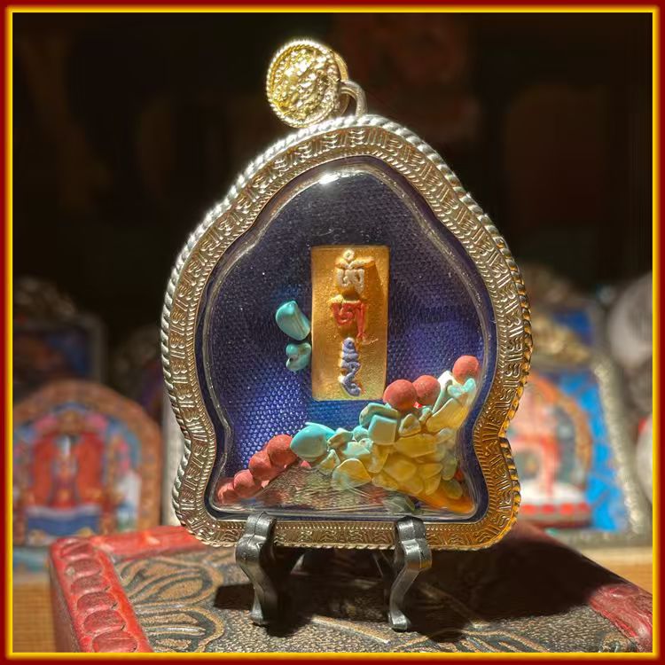 This is a Buddha amulet made of clay by artisans on the roof of the world, fired at high temperatures, and hand-painted with mineral pigments. It is called Venerable Buddha Wood.