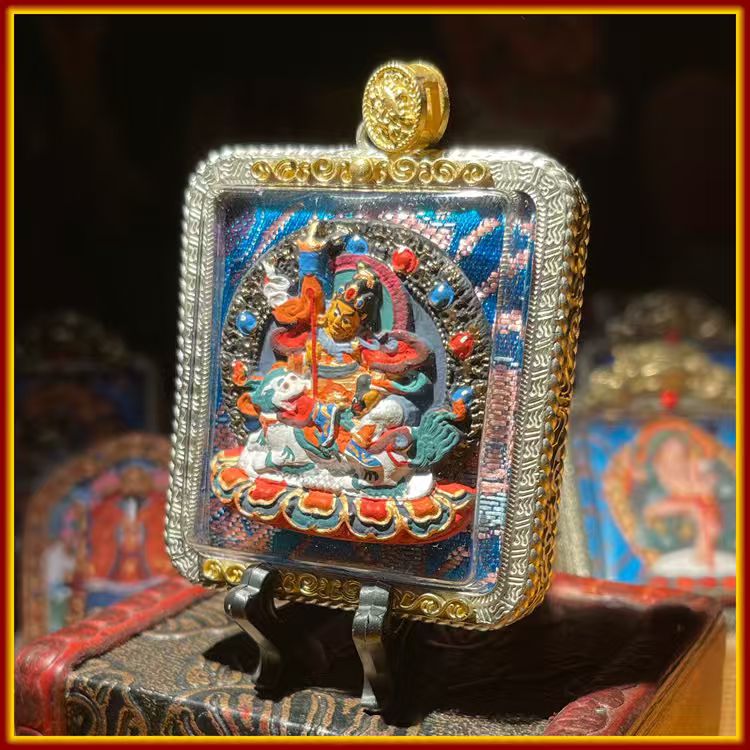 This is a Buddha amulet made of clay by artisans on the roof of the world, fired at high temperatures, and then hand-painted with mineral pigments. Its name is the Wealth Buddha King.