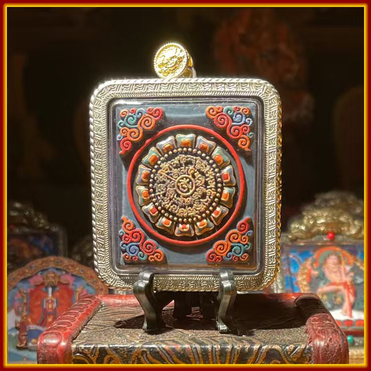 This is a Buddha amulet made of clay by artisans on the roof of the world, fired at high temperatures, and then hand-painted with mineral pigments. Its name is Amitabha Buddha.