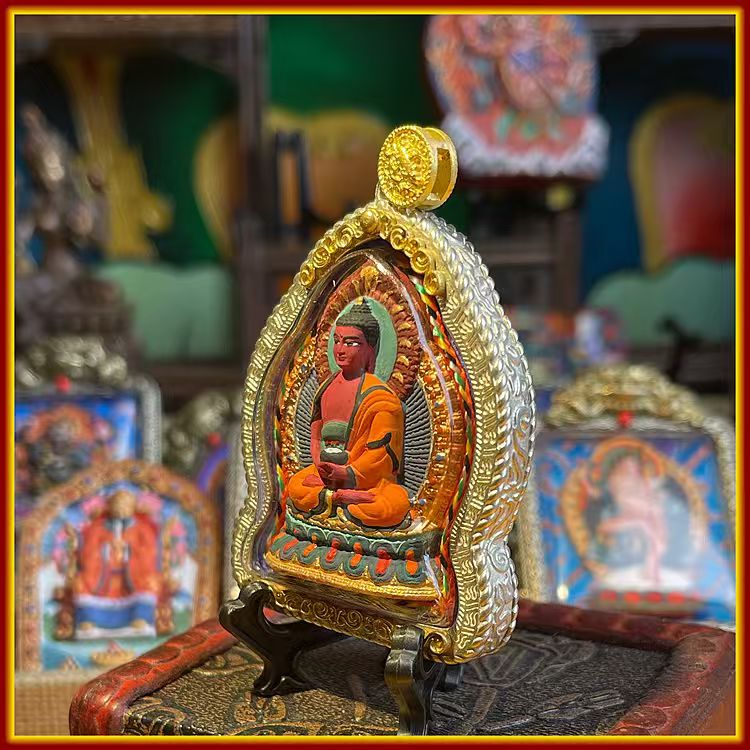 This is a Buddha amulet made of clay by artisans on the roof of the world, fired at high temperatures, and then hand-painted with mineral pigments. Its name is Amitabha Buddha.