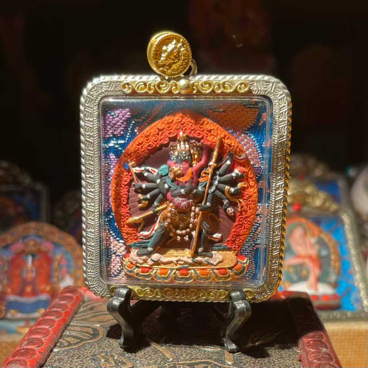 This is a Buddha amulet made of clay by artisans on the roof of the world, fired at high temperatures, and then hand-painted with mineral pigments. Its name is "Dense Vajra".