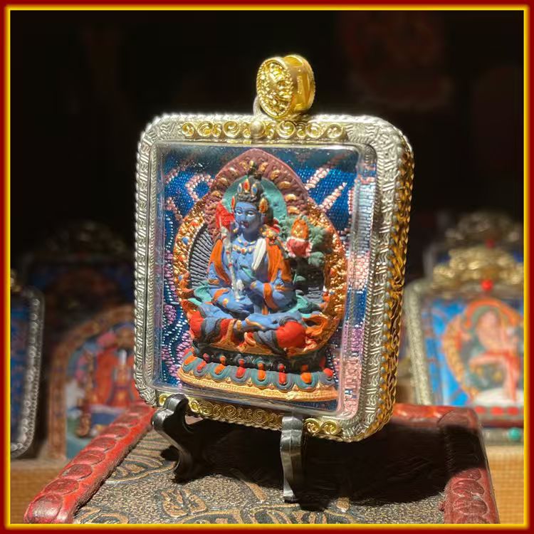 This is a Buddha amulet made of clay by artisans on the roof of the world, fired at high temperatures, and then hand-painted with mineral pigments. Its name is the Dāna Bodhisattva image.