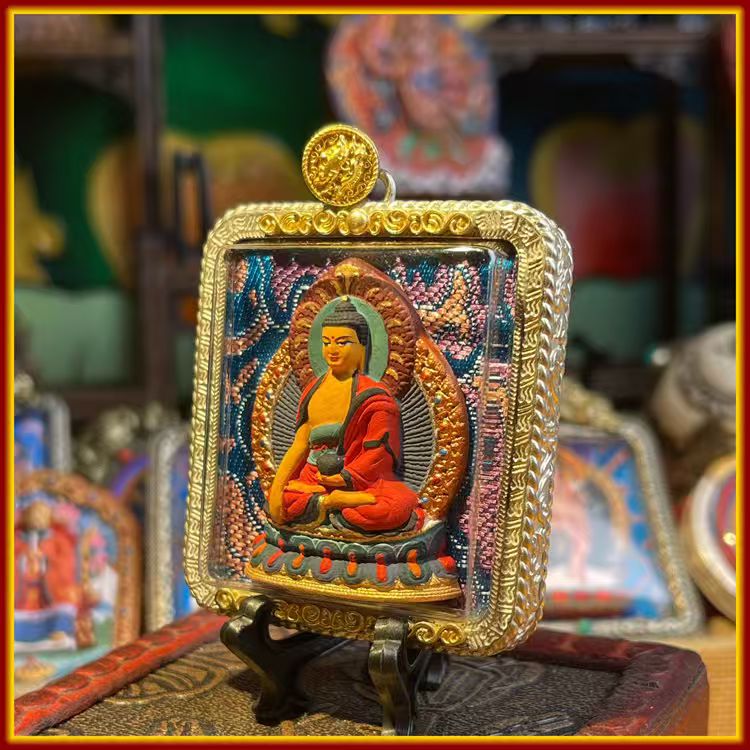 This is a Buddha amulet made of clay by artisans on the roof of the world, fired at high temperatures, and then hand-painted with mineral pigments. Its name is Shakyamuni Buddha.