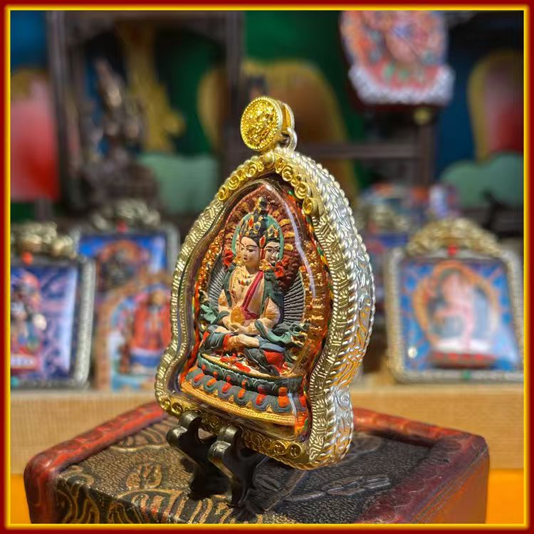 This is a Buddha amulet made of clay by artisans on the roof of the world, fired at high temperatures, and then hand-painted with mineral pigments. Its name is Vairocana Buddha.