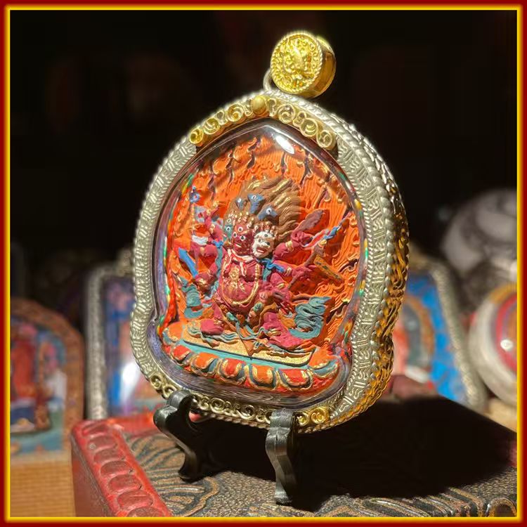 This is a Buddha amulet made of clay by artisans on the roof of the world, fired at high temperatures, and then hand-painted with mineral pigments. Its name is Hayagriva (Hayagriva).