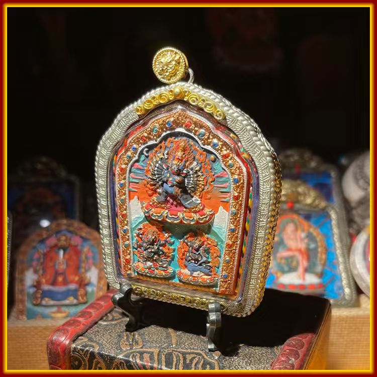 This is a Buddha amulet made of clay by artisans on the roof of the world, fired at high temperatures, and then hand-painted with mineral pigments. Its name is "Three Protectors".