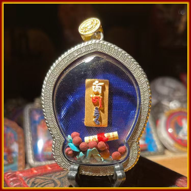 This is a Buddhist amulet made of clay by artisans on the roof of the world, fired at high temperatures, and hand-painted with mineral pigments. It is called Ming Buddha Wood.