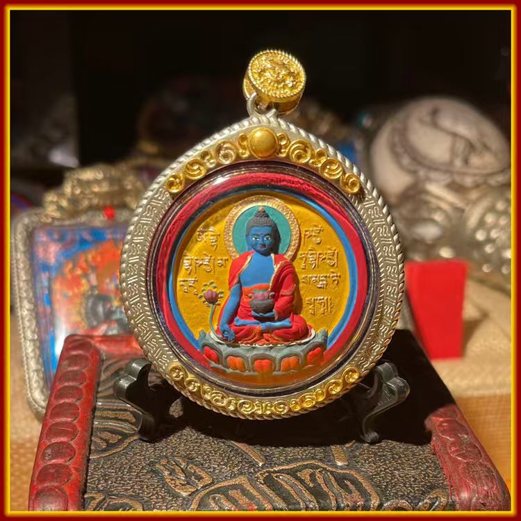This is a Buddha amulet made of clay by artisans on the roof of the world, fired at high temperatures, and hand-painted with mineral pigments. Its name is "Buddha of Health and Longevity".