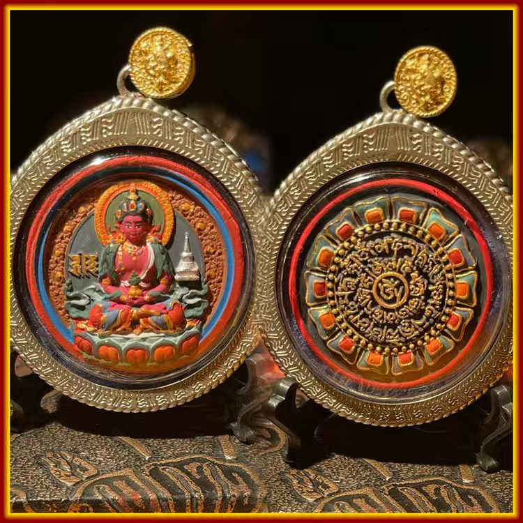 This is a Buddha amulet made of clay by artisans on the roof of the world, fired at high temperatures, and hand-painted with mineral pigments. Its name is the Buddha of Longevity.