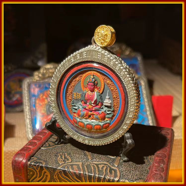 This is a Buddha amulet made of clay by artisans on the roof of the world, fired at high temperatures, and hand-painted with mineral pigments. Its name is the Buddha of Longevity.