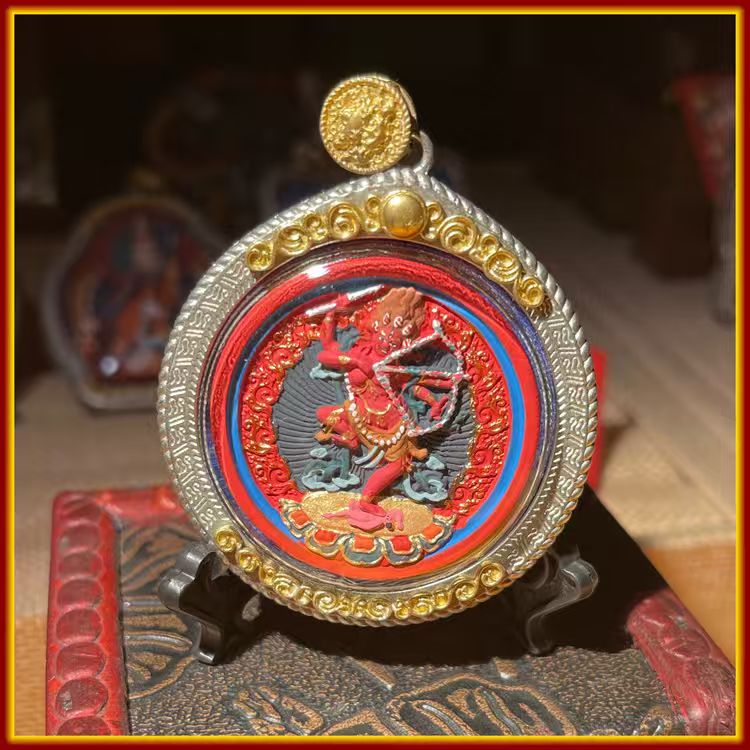 This is a Buddhist amulet made of clay by artisans on the roof of the world, fired at high temperatures, and hand-painted with mineral pigments. It is called Ming Buddha Wood.